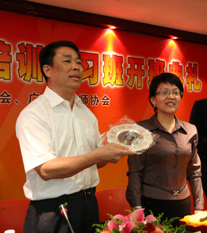 两地司法局赠送礼物留念,左:广州市司法局局长吴善积,右:乌鲁木齐市