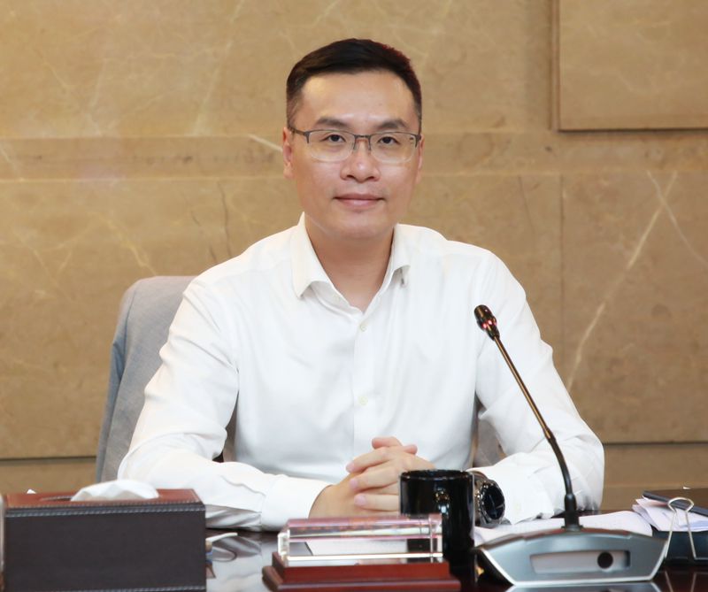 黄山会长主持会议.jpg