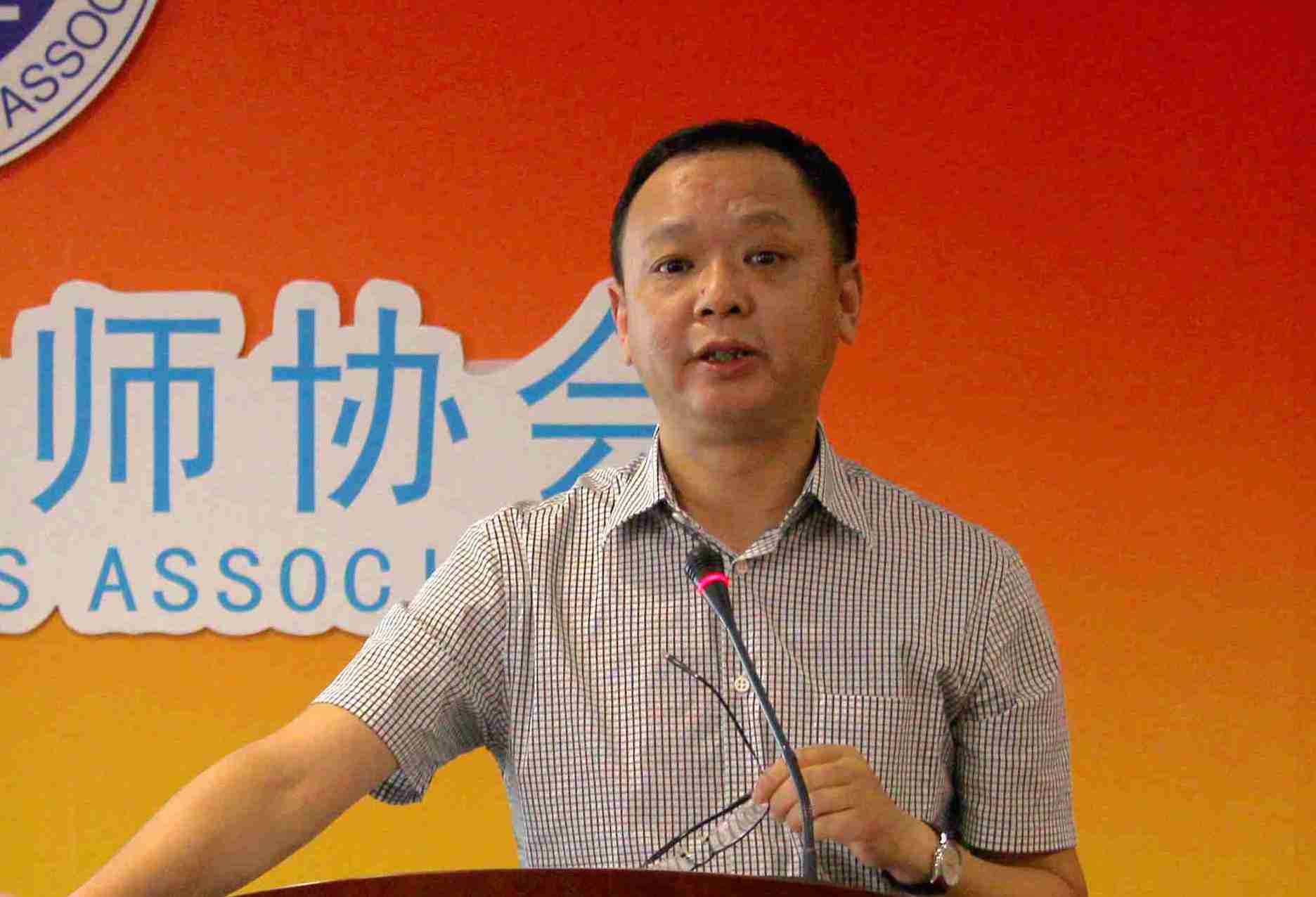 市司法局副局长,市律协党委书记谭祥平